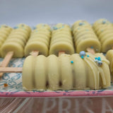 Detalle de cakesicles con chocolate y sprinkles decorados a mano