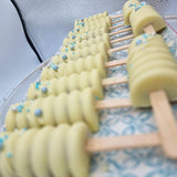 Primer plano de cakesicles personalizados con cobertura de chocolate y decoración