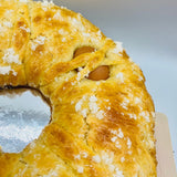 Dulce tradicional de Pascua con huevo duro decorado