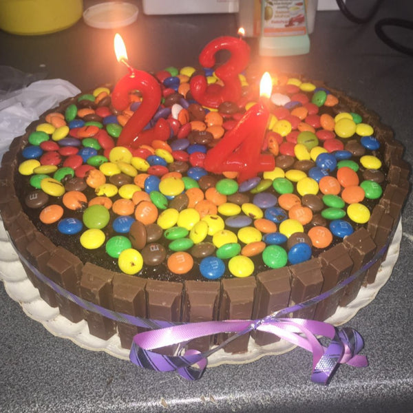 Pastel de lacasitos y kit-kats