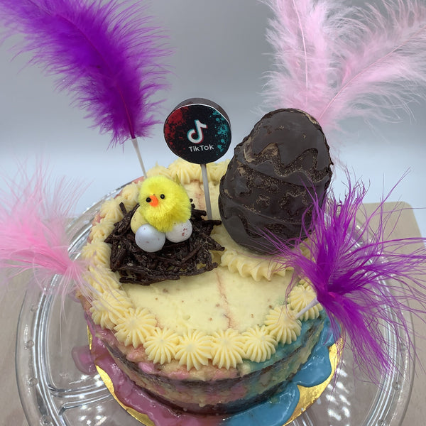 Mona de Pascua artesanal con pollito y nidito de chocolate
