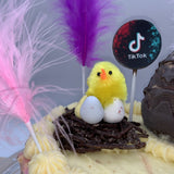 Detalle de Mona de Pascua con huevos de chocolate y decoración infantil
