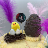 Detalle de Mona de Pascua con huevos de chocolate y decoración infantil