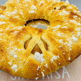 Rosca de Pascua tradicional artesanal decorada con huevo duro