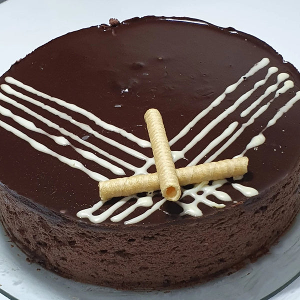 Pastel frío de mousse de chocolate y avellana