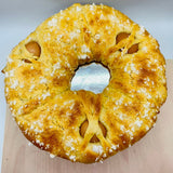 Rosca de Pascua tradicional artesanal decorada con huevo duro