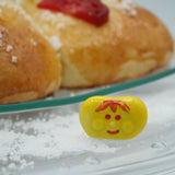 Detalle del Haba del Roscón de Reyes tradicional