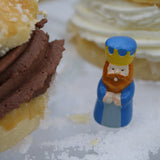 Decoración de frutas confitadas en mini roscón artesanal